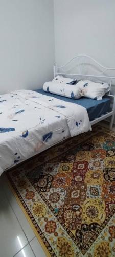 Säng eller sängar i ett rum på Sobey Laris Homestay PASIR MAS