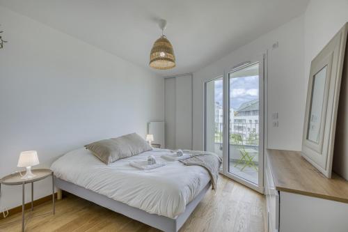 - une chambre blanche avec un lit et une fenêtre dans l'établissement View Point City, à Annecy
