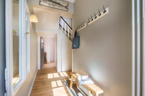 a hallway with a wooden bench in a house at Kapitänshaus 1935 in Norderney