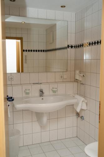 HeergasseにあるHotel Sternenの白いバスルーム(シンク、鏡付)