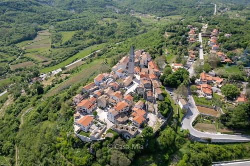 an aerial view of a small town in a valley at Casa Mia in Pićan