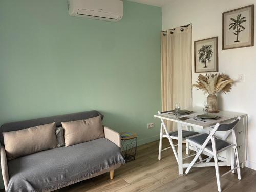 un salon avec un canapé et une table dans l'établissement Superbe studio avec terrasse proximité plage, à Saint-Mandrier-sur-Mer