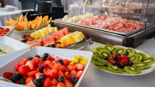 a buffet filled with different types of fruits and vegetables at Hotel Villa Cansignorio in Lazise