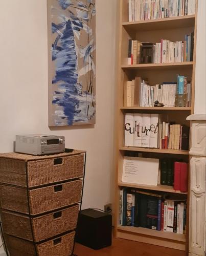 une chambre avec une étagère remplie de livres dans l'établissement Appartement à Montmartre, à Paris