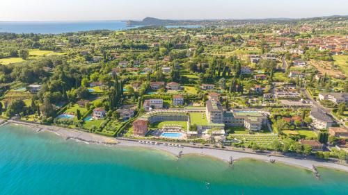 uma vista aérea de um resort na praia em Park Hotel Casimiro em San Felice del Benaco