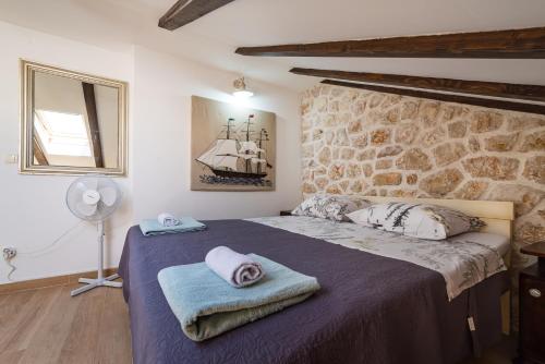 ein Schlafzimmer mit einem großen Bett mit Handtüchern darauf in der Unterkunft Stone House in Ražanac