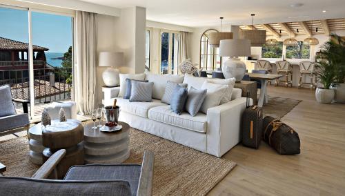Una sala de estar con un sofá blanco y una mesa. en Aiguablava Luxury Apartments, en Begur