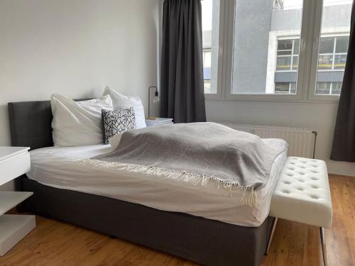 Schlafzimmer mit einem Bett und einem Fenster in der Unterkunft Ferienwohnung mit 2 Zimmer im Belgischen Viertel in Köln