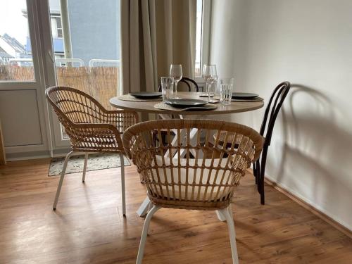 einen Esstisch mit Stühlen und Gläsern darauf in der Unterkunft Ferienwohnung mit 2 Zimmer im Belgischen Viertel in Köln