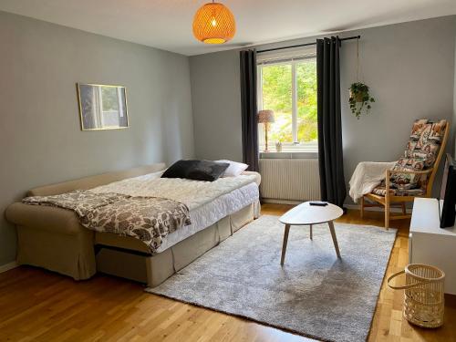 - une chambre avec un lit, une table et une fenêtre dans l'établissement Fräsch och fin 2:a. Gångavstånd till Strömstads Centrum, à Strömstad