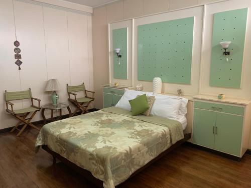 Schlafzimmer mit einem Bett, einem Tisch und Stühlen in der Unterkunft Casa Don Julian Guesthouse in Bais
