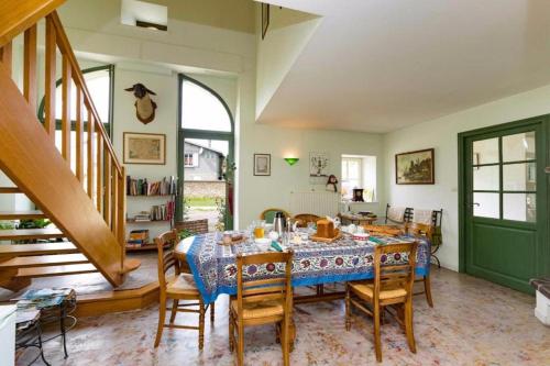 comedor con mesa y sillas en Jolie vache déguisée en fleurs, chambre d'hôte à Soulosse, en Soulosse-sous-Saint-Élophe
