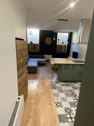 - une cuisine avec un comptoir et une table dans une pièce dans l'établissement T2 4 places 4min à pied Château, à Pau