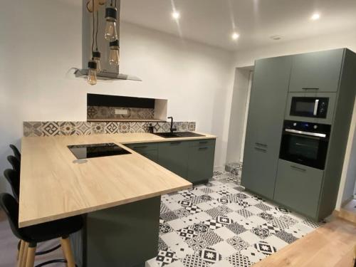 - une cuisine avec un comptoir et une cuisinière four supérieur dans l'établissement T2 4 places 4min à pied Château, à Pau