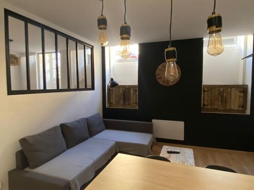 un salon avec un canapé et une table dans l'établissement T2 4 places 4min à pied Château, à Pau
