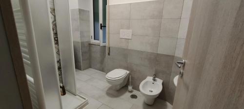 La petite salle de bains est pourvue de toilettes et d'un bidet. dans l'établissement Janara - Mura Longobarde, à Bénévent
