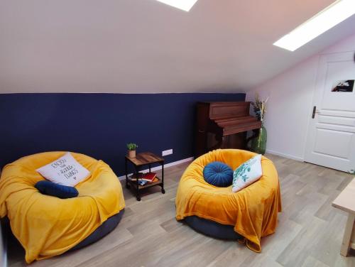 - deux lits circulaires dans une chambre avec un piano dans l'établissement 4 studios - Musique en Champagne, à Châlons-en-Champagne
