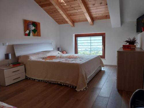 卡瓦德蒂雷尼的住宿－Lanovella，一间卧室设有一张大床和一个窗户。