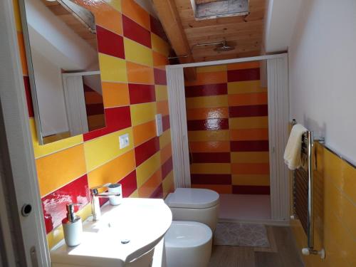 La salle de bains est pourvue de toilettes et d'un mur coloré. dans l'établissement Lanovella, à Cava deʼ Tirreni