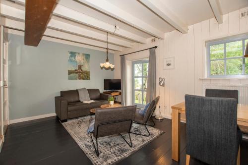 a living room with a couch and a table at Hoeve Suydeinde in Aarlanderveen