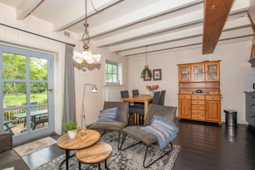 a living room with a couch and a table at Hoeve Suydeinde in Aarlanderveen