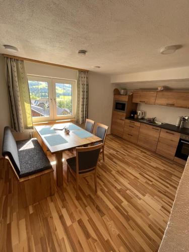 Kuchyň nebo kuchyňský kout v ubytování Appartements-Restaurant Schwaiger