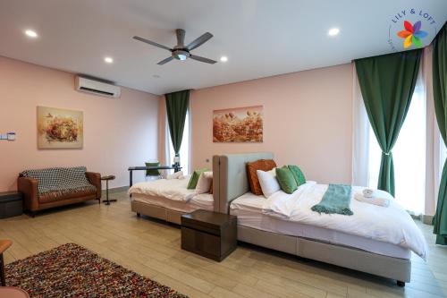 sypialnia z 2 łóżkami i wentylatorem sufitowym w obiekcie Private Studio in Bungalow by LilyandLoft w mieście Subang Jaya