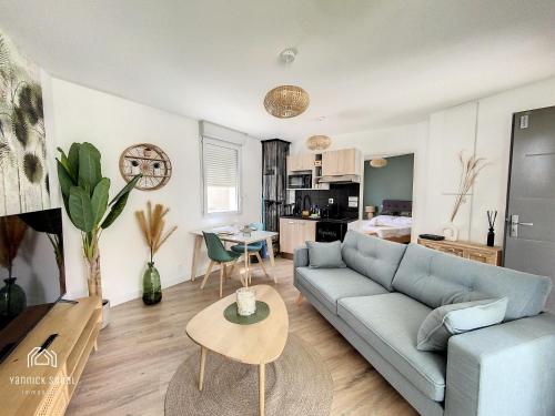 un salon avec un canapé bleu et une table dans l'établissement ღ La Terrasse Baïa • Parking & Wi-Fi, à Toulouse