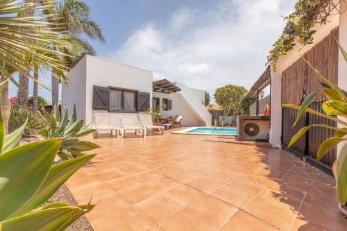 Villa Rustica -Heated Pool & Garden near the Beach