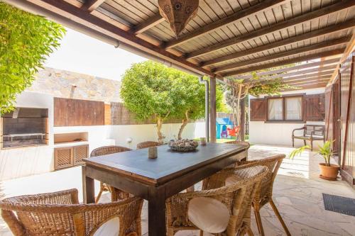 Villa Rustica -Heated Pool & Garden near the Beach
