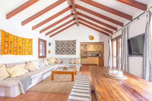 Villa Rustica -Heated Pool & Garden near the Beach