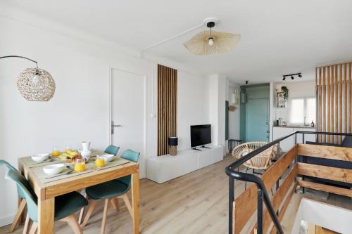 une salle à manger et un salon avec une table et des chaises dans l'établissement Le Beausoleil Duplex (Clim - Wifi - Netflix), à Marseille