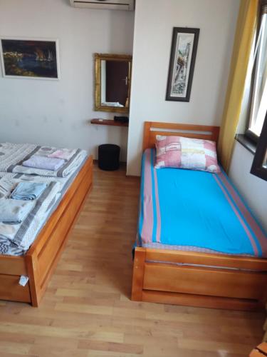 - une chambre avec 2 lits et du parquet dans l'établissement Villa Dudinka, à Ohrid