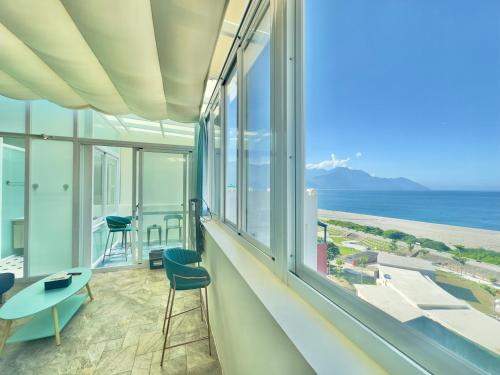 balcón con vistas al océano en Go to Qixingtan Seaview B&B en Dahan