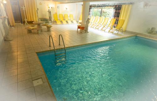 Bazén v ubytování Hotel Garni Hubertus-Nostalgie & Charme nebo v jeho okolí