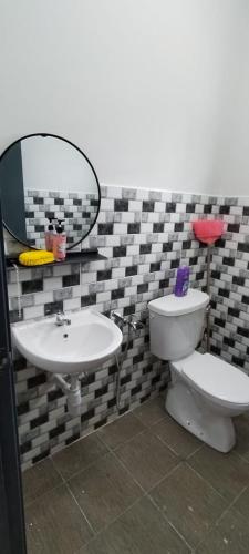 Ett badrum på Sobey Laris Homestay PASIR MAS