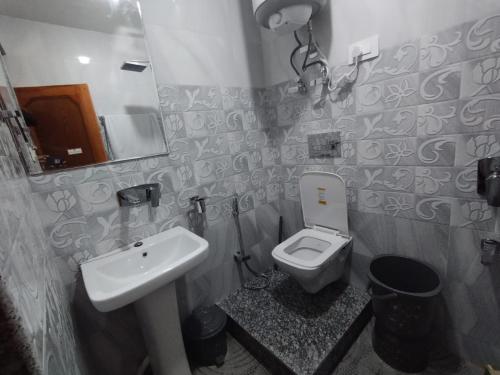 A bathroom at Water Vibe Homestay Srinagar