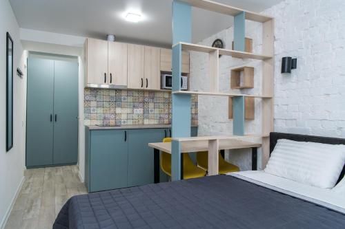 Kleines Zimmer mit einem Bett und einer Küche in der Unterkunft MYFREEDOM Апартаменти метро Берестейська in Kiew