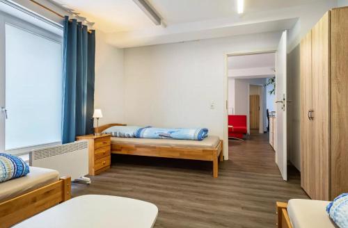 1 Schlafzimmer mit 2 Betten und einem Fenster in der Unterkunft NGUYEN LE 3 Schlafzimmer, 7 Bette,Dusche, 2 WC , Küche ab 2 Übernachtungen in Neukirch