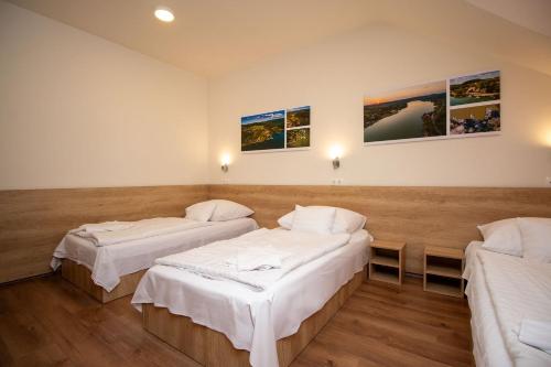 Habitación hospitalaria con 2 camas en una habitación en Laterum Motel, en Orfű