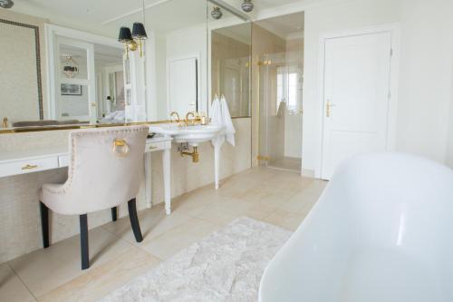 Radziejów的住宿－Arkadia，白色的浴室设有水槽和椅子