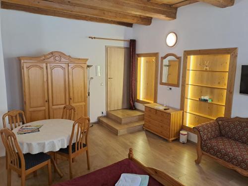 Řehořův dům في جيهلافا: غرفة معيشة مع طاولة وأريكة