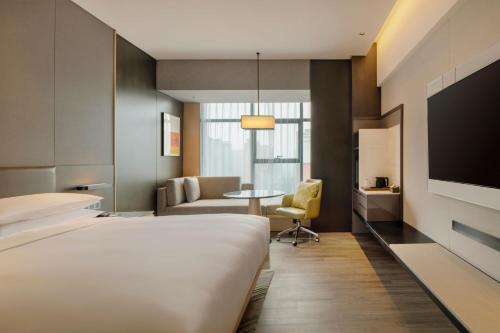 A television and/or entertainment centre at Delta Hotels by Marriott Xi'an