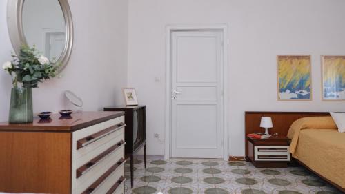 a bedroom with a bed and a dresser and a mirror at Casa Busciana in Olmedo