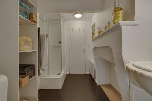 une salle de bain blanche avec un lavabo et des toilettes dans l'établissement Appartement proche Jardin Public, à Bordeaux