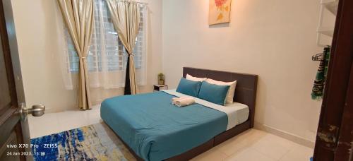 Un pat sau paturi într-o cameră la Sofea Hana Homestay, Pantai Balok, Kuantan