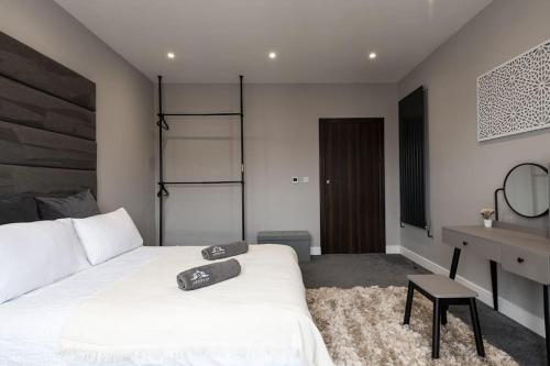 En eller flere senger på et rom på Luxury Apartments in Gillingham