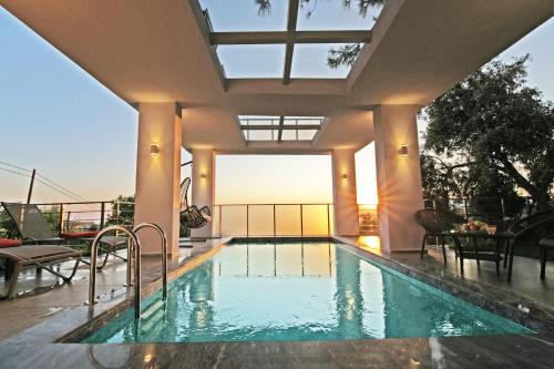 basen w środku domu w obiekcie Villa With a Private Heated Pool, Jacuzzi, Overlooking Spectacular Views Of The Sea w Kaş