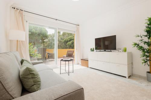 Apartment, close to beaches, restaurants and supermarkets, in urb. Marbella Park Beach, Elviria