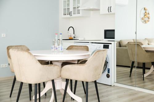 Kuchyň nebo kuchyňský kout v ubytování DHARMA Stay APARTAMENTAI Self check-in